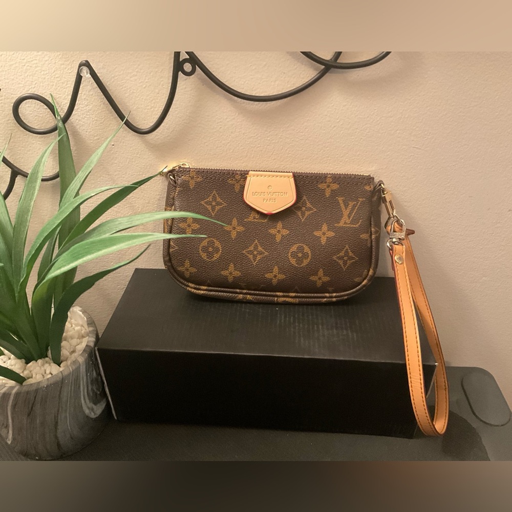 Small brown wristlet